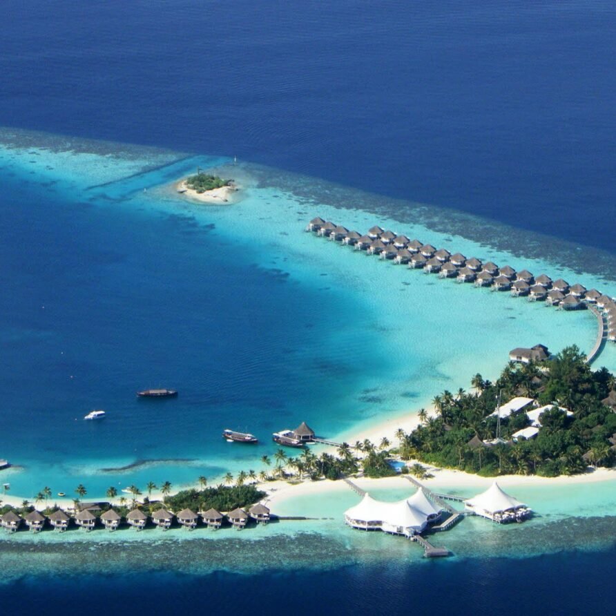 SAFARI ISLAND RESORT Semi-Water Bungalow